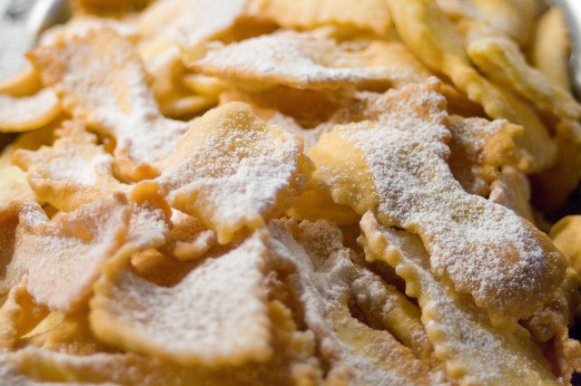 chiacchiere o frappe o galani di carnevale