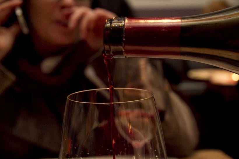 vino-rosso-versato-nel-bicchiere