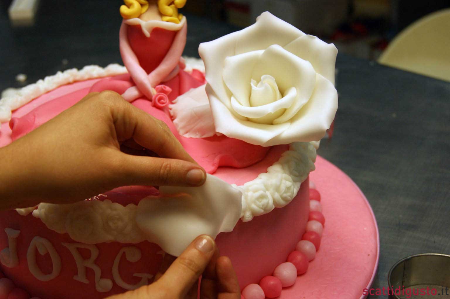 Cake design. Il tutorial per una rosa in pasta di zucchero perfetta
