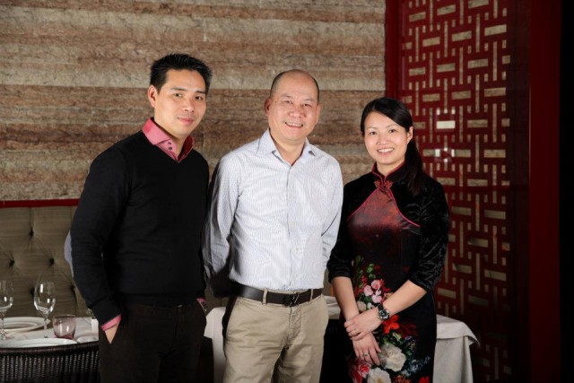 Ike e Chiara Wang  con lo chef Guoqing Zhang Bon Wei Milano