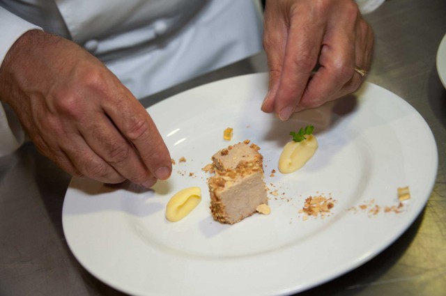 Heinz-Bech-prepara-foie-gras-anatra