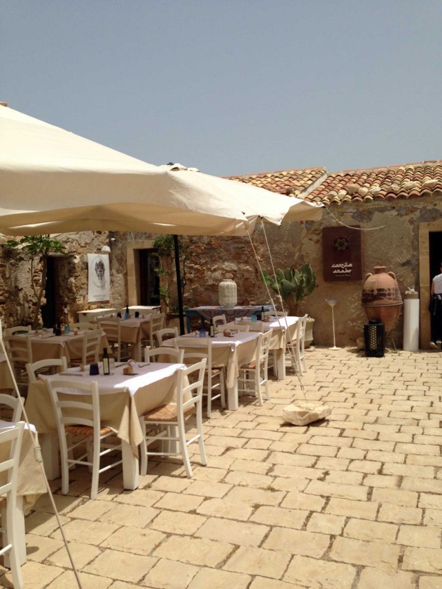 cortile-arabo-ristorante-Marzamemi-Sicilia