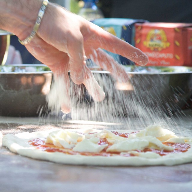 Ciro-Salvo-prepara-pizza