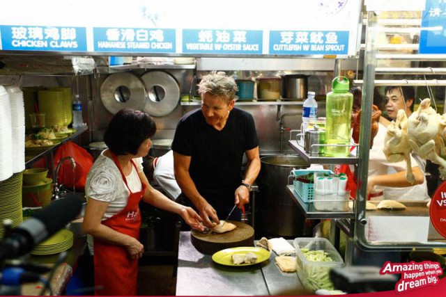 Gordon Ramsay prepara street food a Singapore