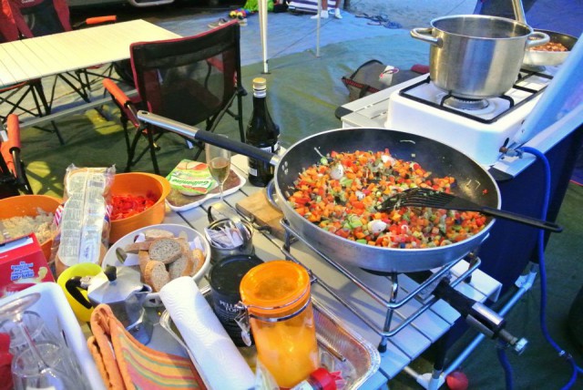 cucina da campeggio preparazione