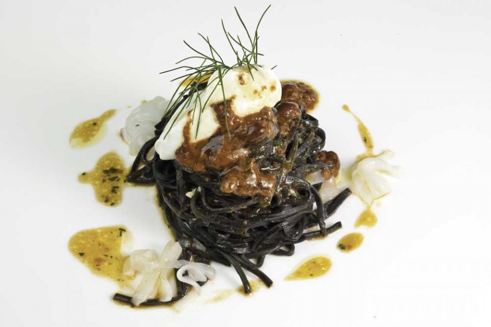 Locanda Don Serafino, spaghetti freschi al nero, ricci, ricotta e seppie