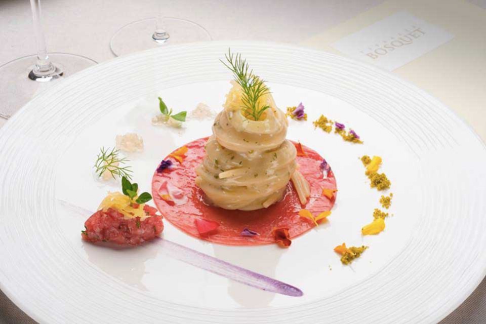 Terrazza Busquet, spaghettone di Gragnano con alici, finocchi, tartare di tonno e limone candito