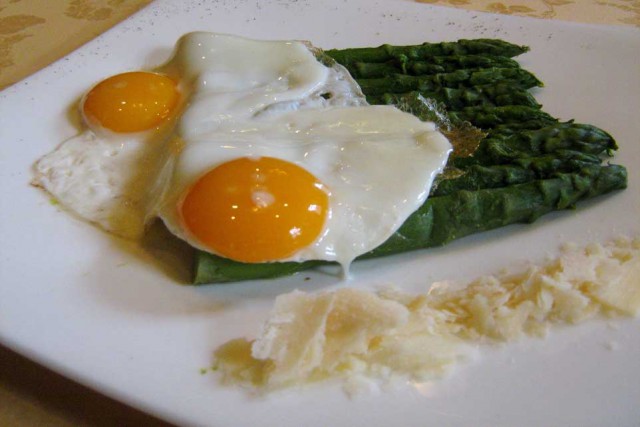 Asparagi con uova all'occhio di bue_La Pobbia