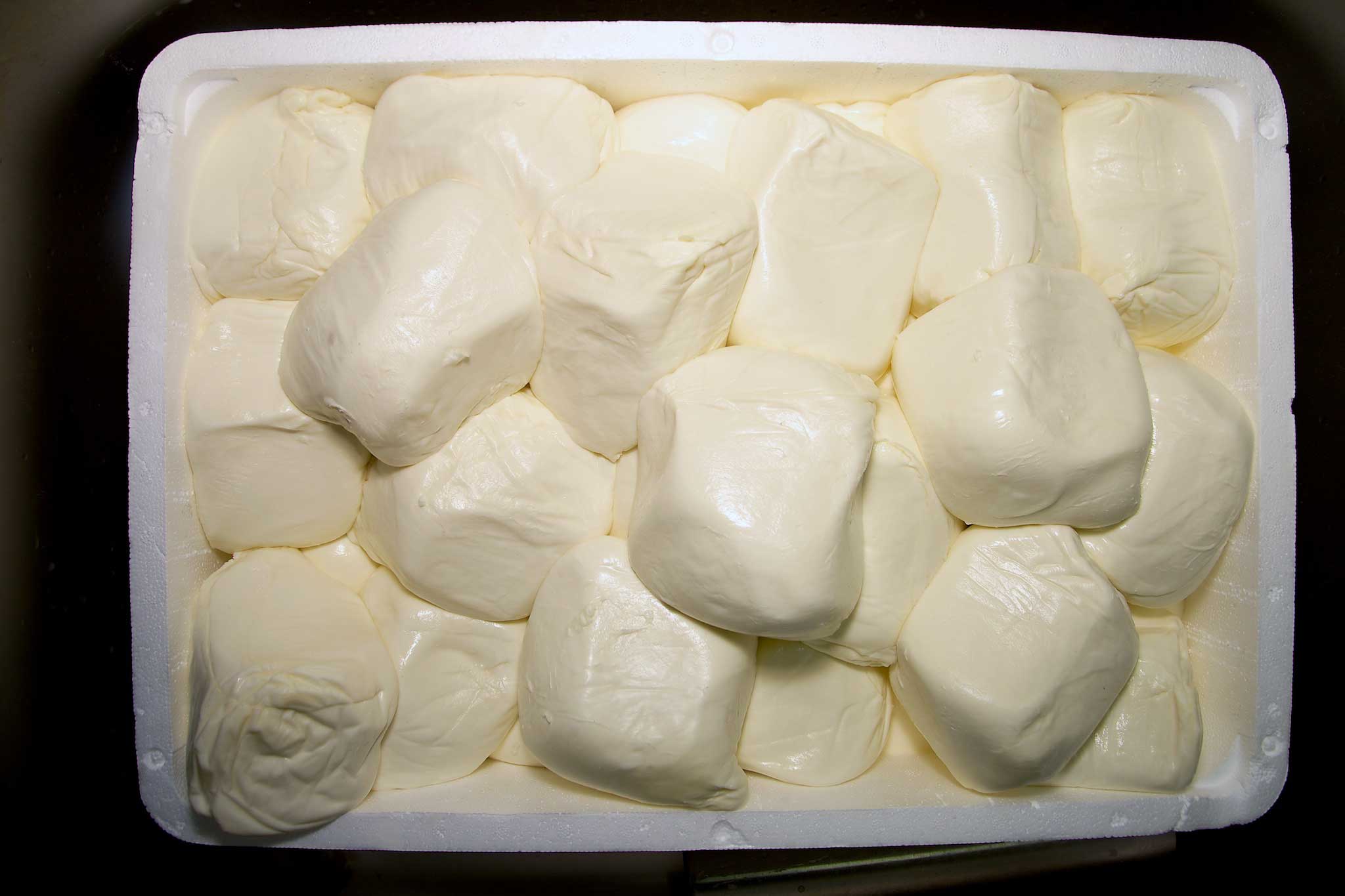 http://www.scattidigusto.it/wp-content/uploads/2014/02/50-kal%C3%B2-Napoli-mozzarella.jpg