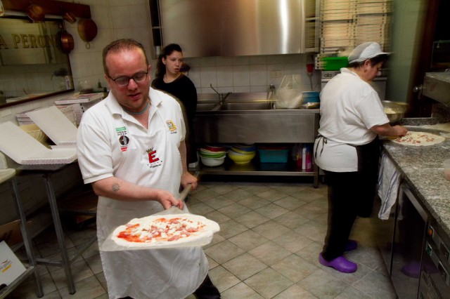 Pasqualino Rossi prepara la pizza