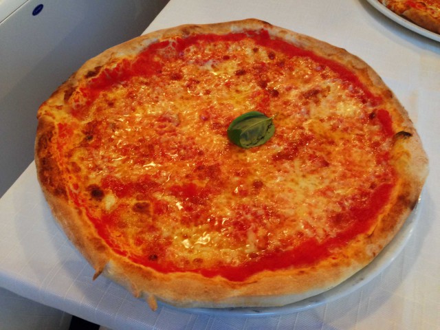 pizza margherita La Baia Milano