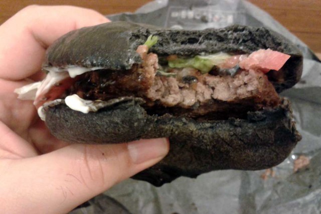 hamburger nero morso prova