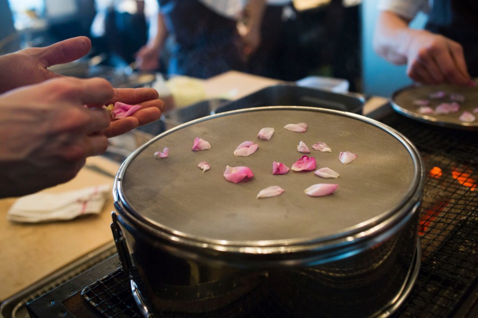 Petali di rosa preparati per un piatto di noodles di seppia