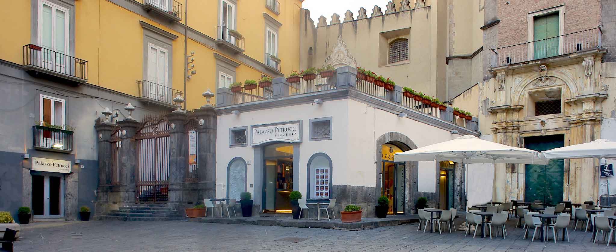 Palazzo Petrucci ristorante e pizzeria Napoli