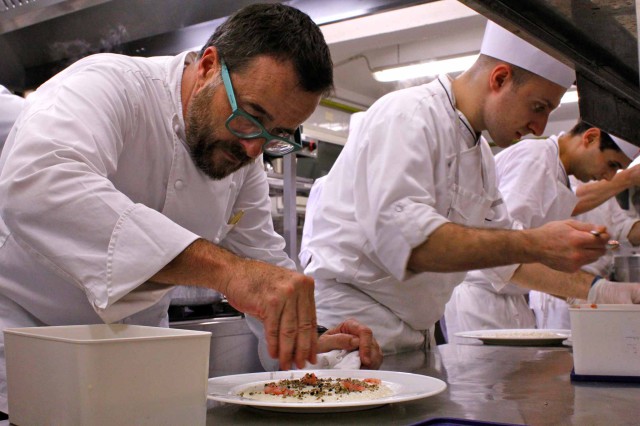 Giancarlo Morelli prepara risotto