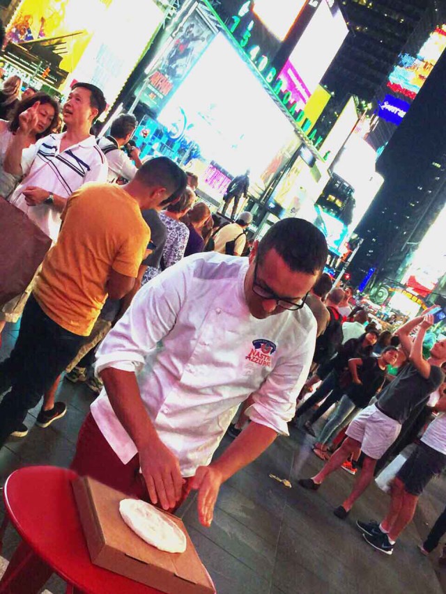 Gino Sorbillo stende pizza a Times Square