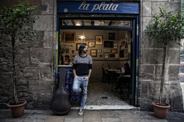 BARCELONA 2014/10/15 David Otero Martin conocido como «El Pescao», cantante y guitarrista , en bar la Plata FOTOGRAFIA DE JOAN CORTADELLAS