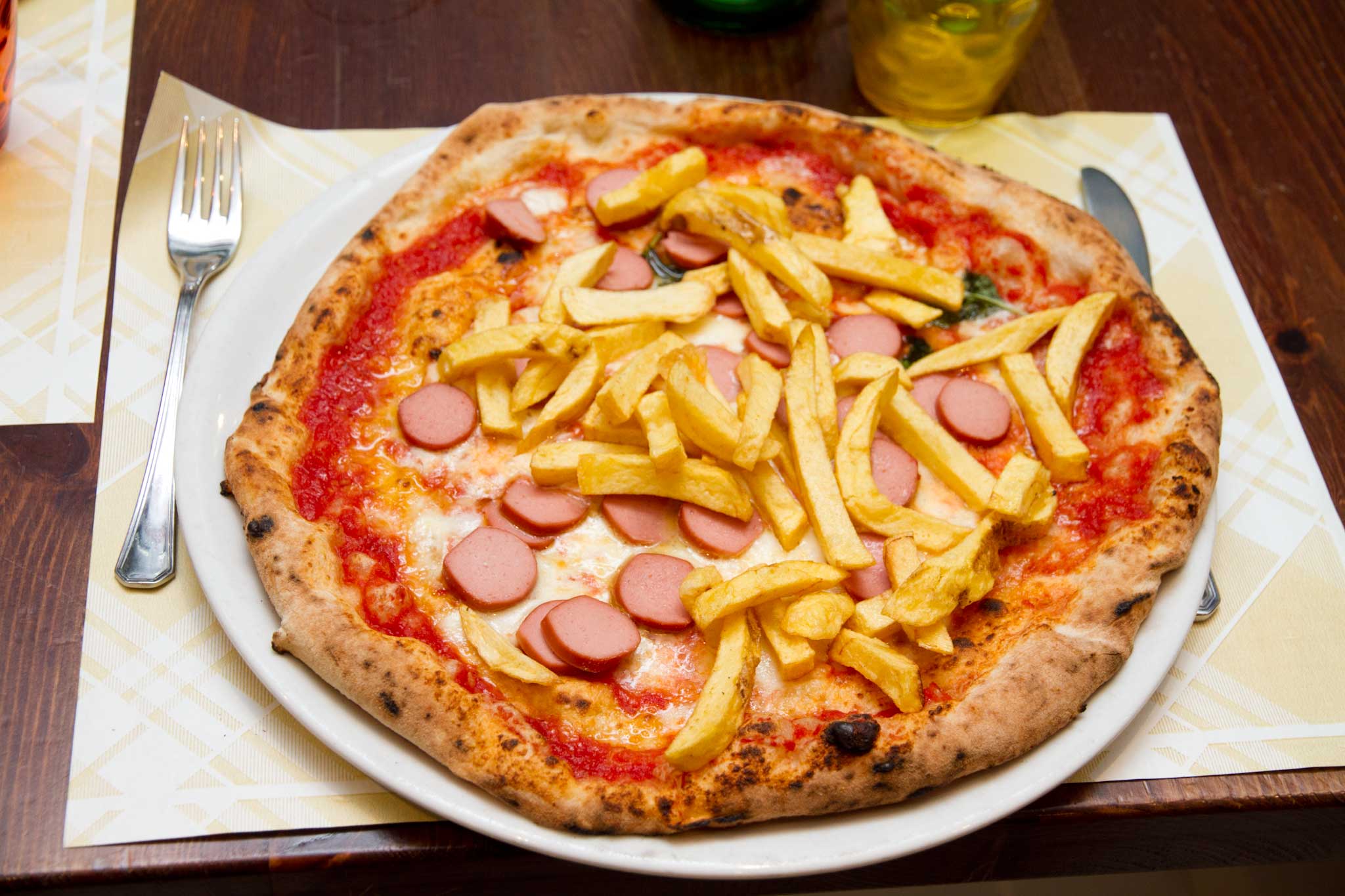 pizza-wurstel-patatine-pomodoro.jpg