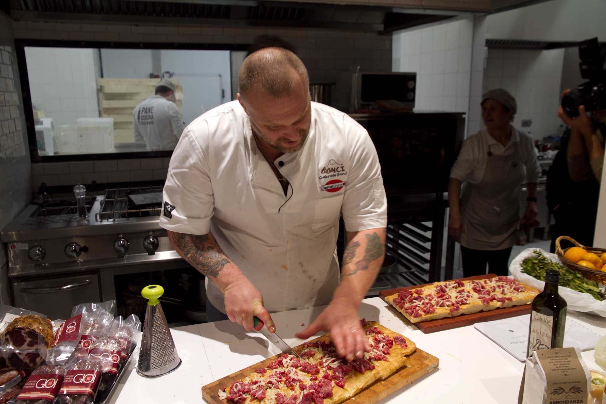 Gabriele Bonci taglia la pizza