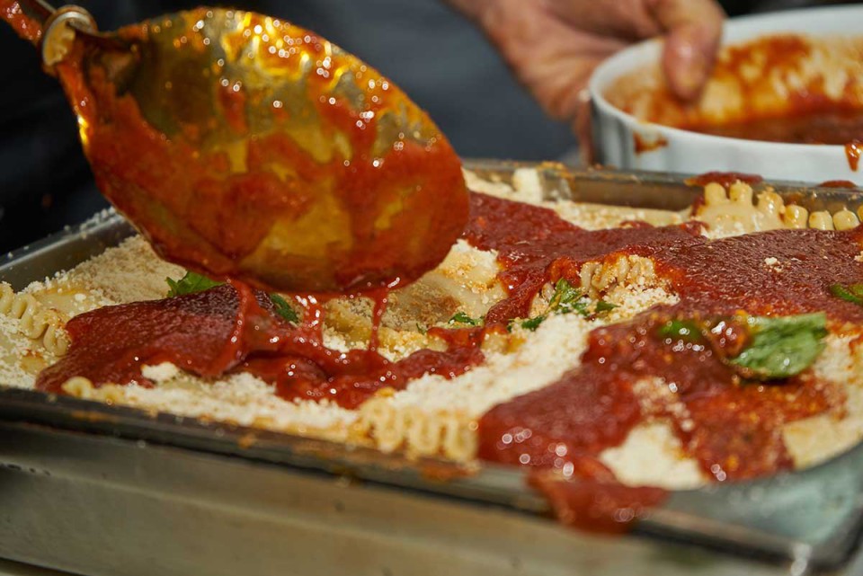 lasagna napoletana ricetta salsa in chiusura