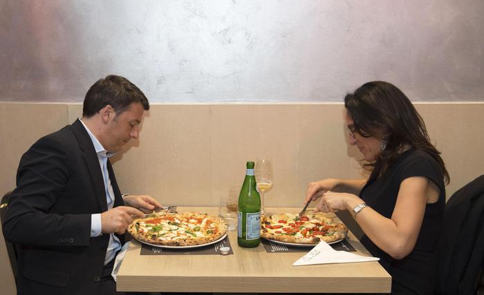 Napoli: Renzi mangia pizza con candidato Pd Valente