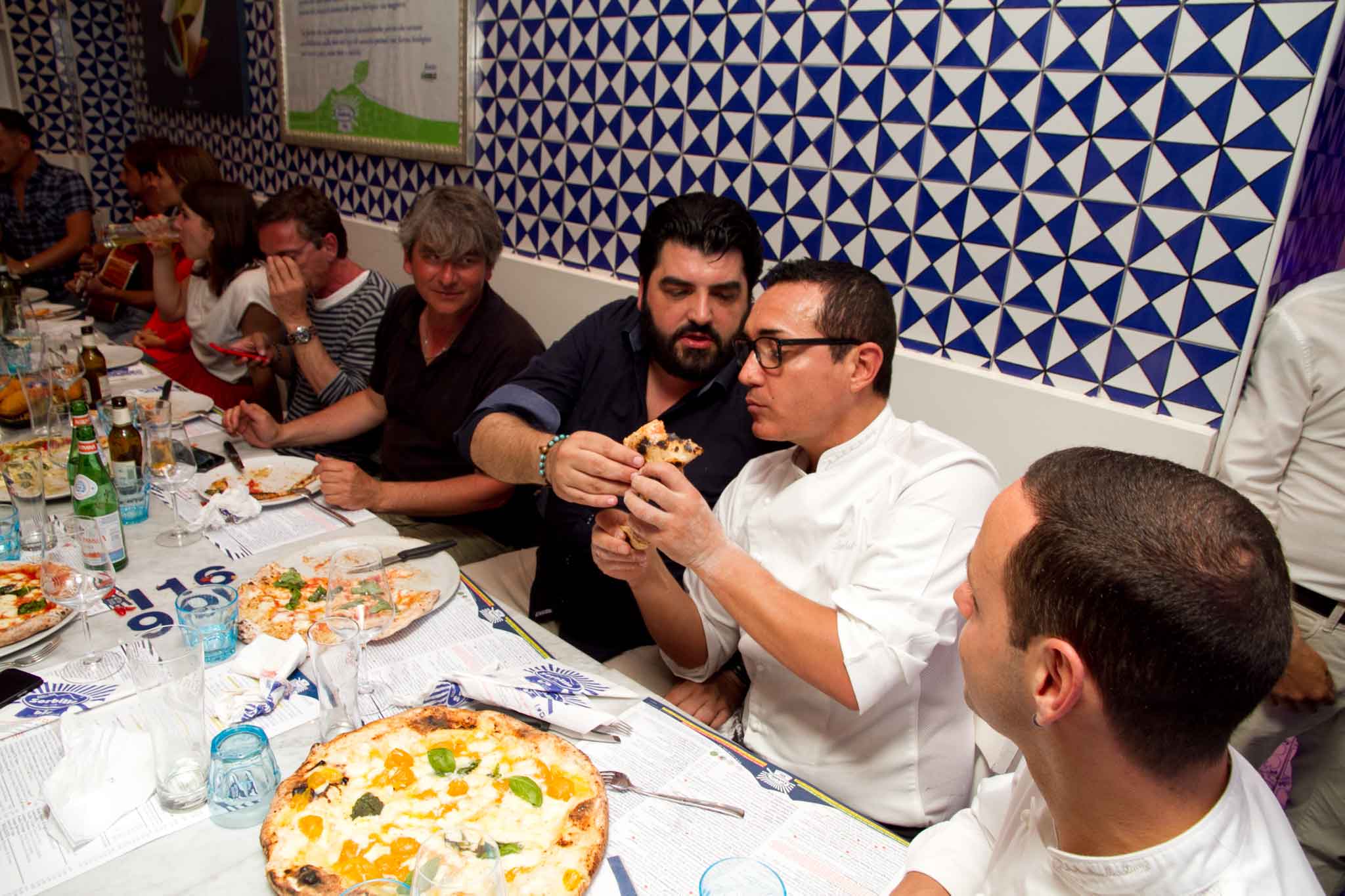 Antonino Cannavacciuolo fa assaggiare la sua pizza