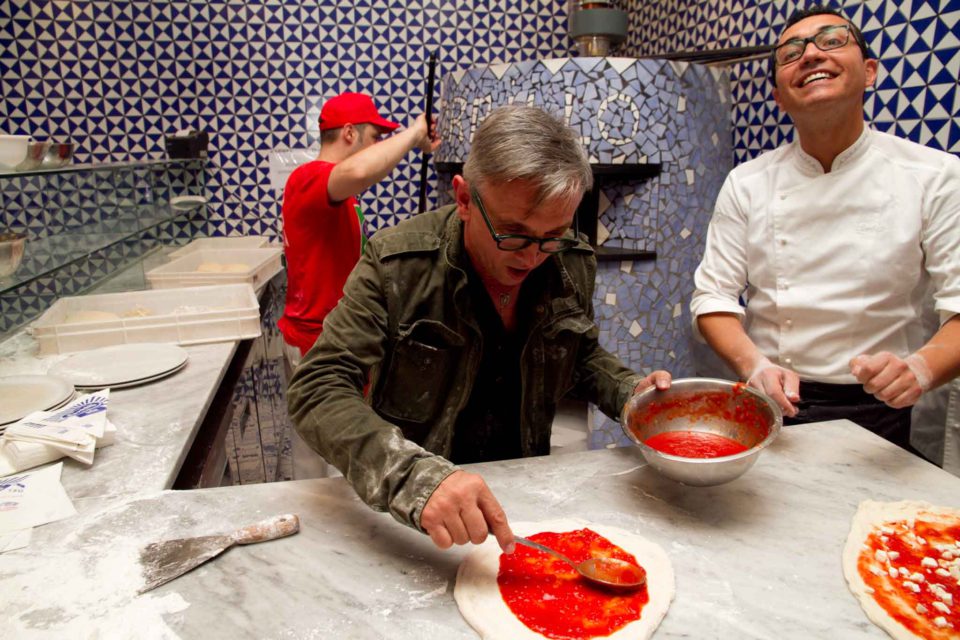 Bruno Barbieri prepara la pizza da Gino Sorbillo 1