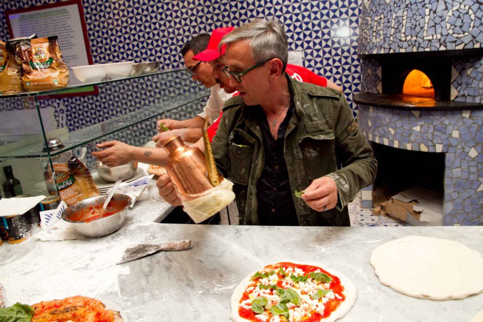 Bruno Barbieri prepara la pizza da Gino Sorbillo 2