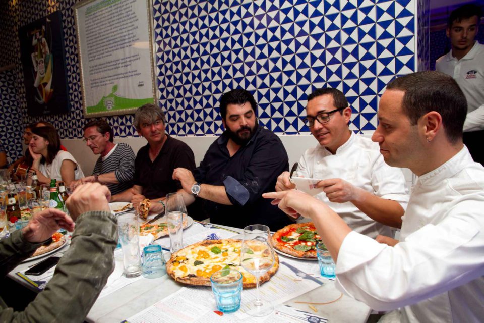 Toto Sorbillo fa i complimenti alle pizze
