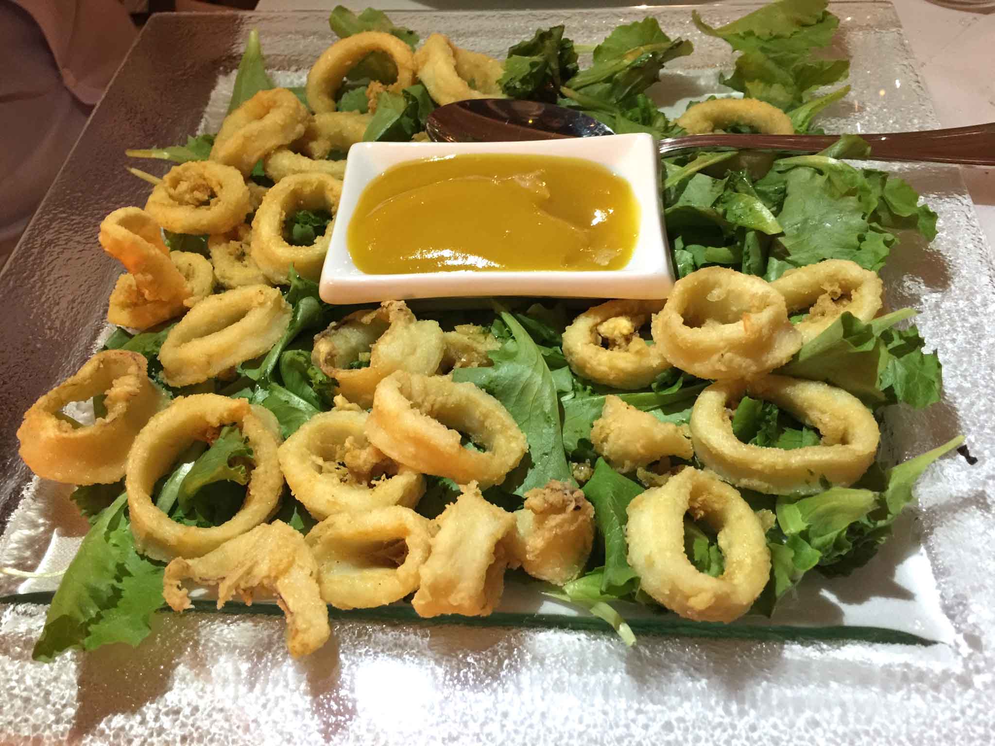 Veliero frittura calamari ketchup pomodori gialli