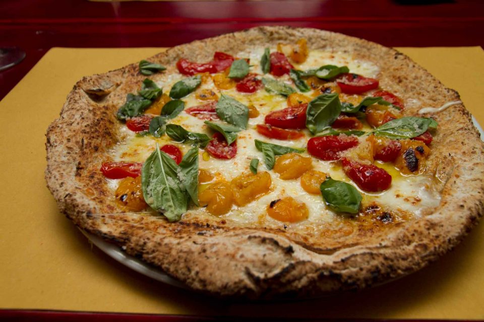 pizzeria il Borgo Acciaroli pizza integrale pomodori gialli