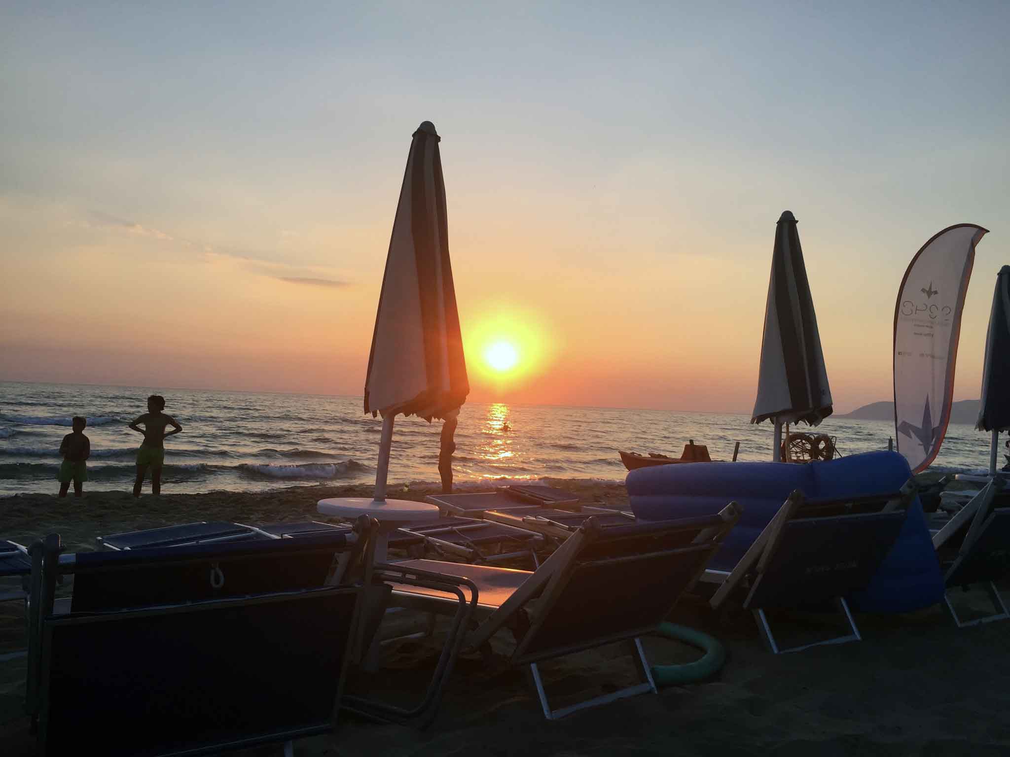 estate ombrelloni spiaggia tramonto Acciarioli