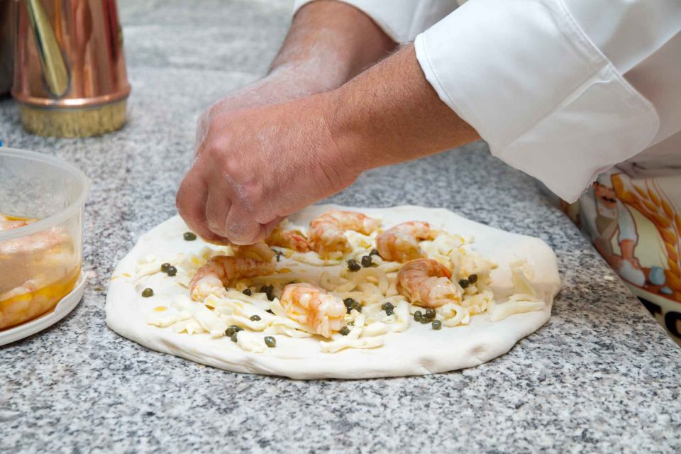 preparazione-pizza-gamberoni-vincenzo-esposito