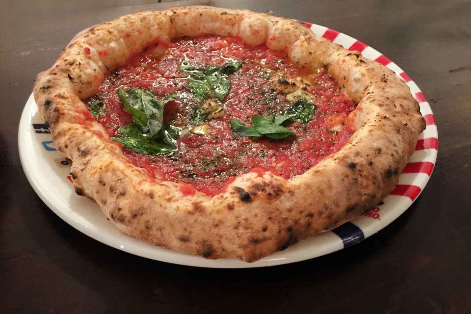 Gino Sorbillo pizza marinara hovercraft alta di pizza canotto