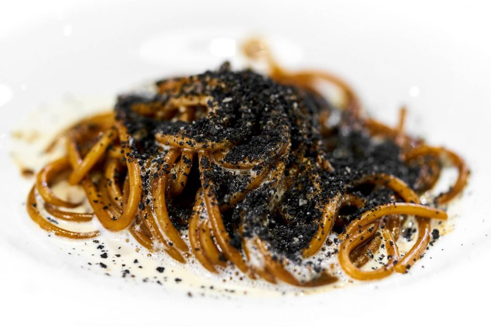 luigi nastri spaghetto aglio nero anemoni e mandorle