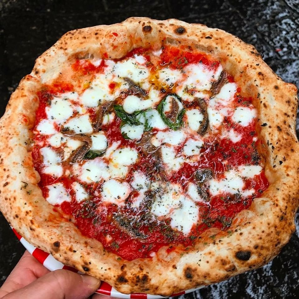 pizza con alici siciliane Gino Sorbillo