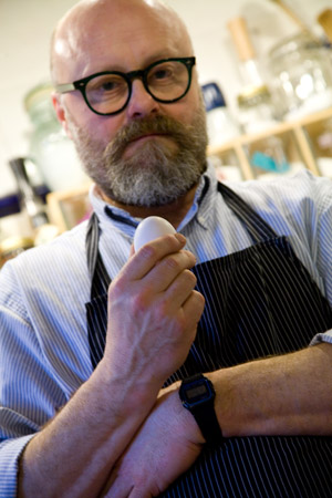 paolo-parisi-con-uovo