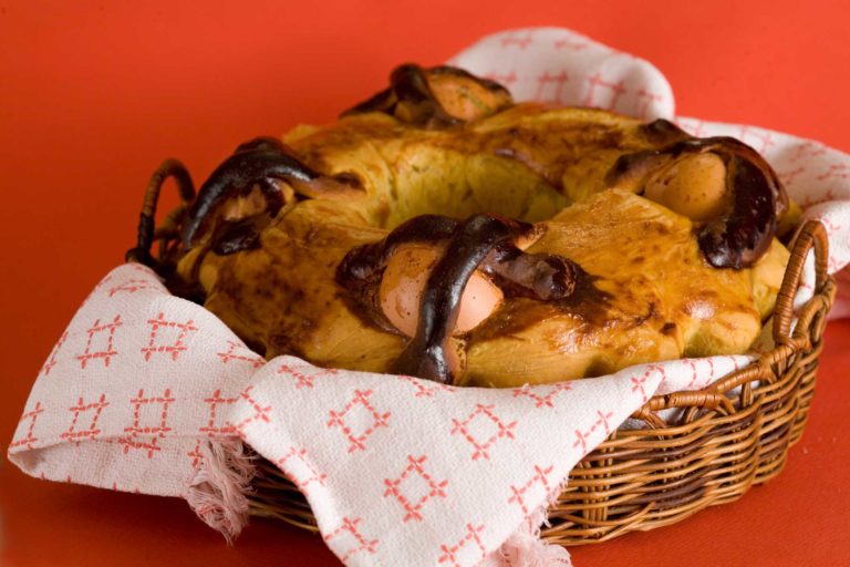 La ricetta del casatiello napoletano con le uova nell&#8217;impasto