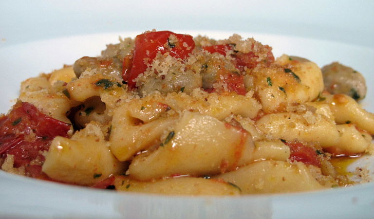 La ricetta dei cavatelli con polpettine di alici e pomodorini