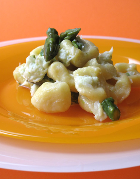 La ricetta degli gnocchi di ricotta con baccalà e asparagi