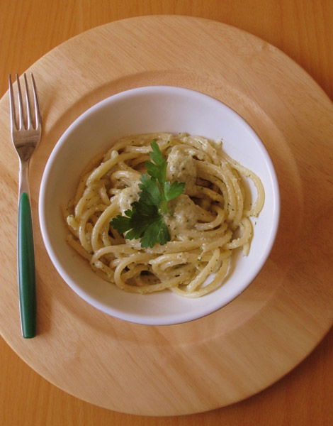 La ricetta dei bucatini al pesto di noci