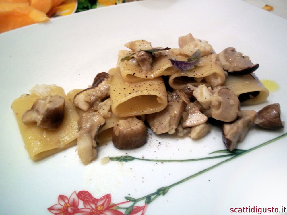 La ricetta dei paccheri con i funghi porcini e il baccalà