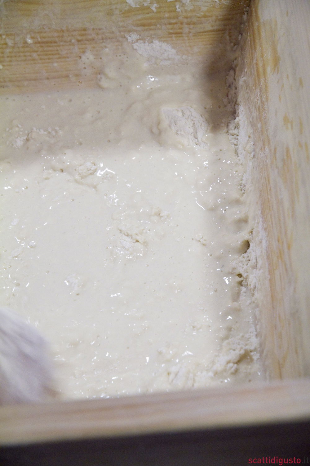 Impasto pizza nella madia di legno