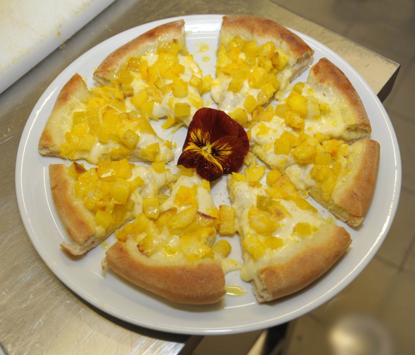 pizza-patate-baccala-e-zafferano-Buzzanca