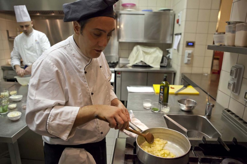 preparazione pasta patate e provola
