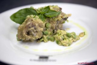 Agnello alla pasqualina, ricetta di Pasqua con uova e piselli