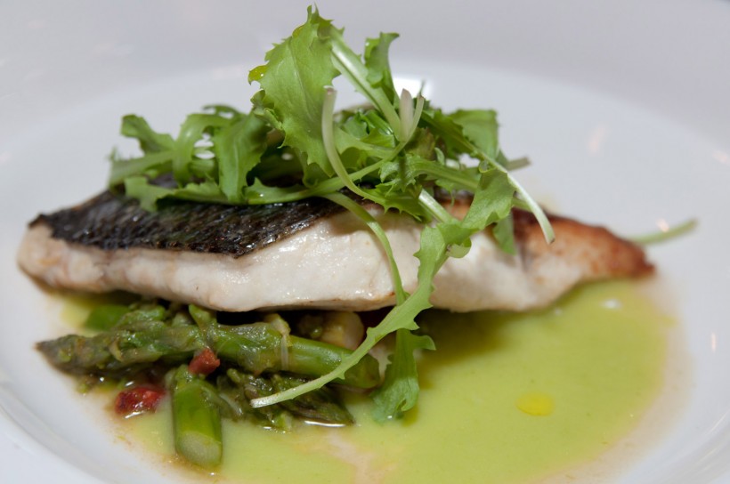 trancio-spigola-asparagi-ristorante-QB-Roma
