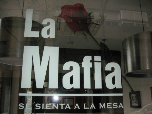 Risultati immagini per la mafia si siede a tavola