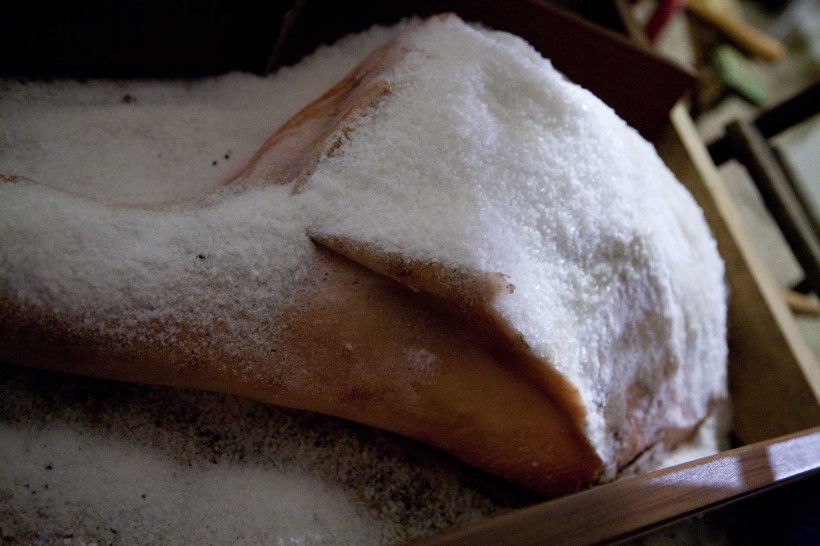 Prosciutto crudo sei mosse per farlo in casa