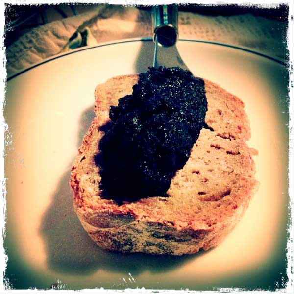 Ricette: caviale quasi vegano, ovvero finto caviale da fagioli neri